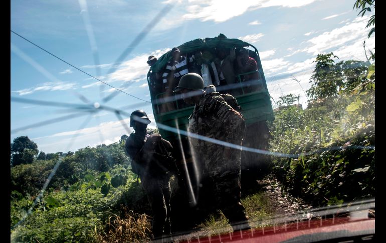 Soldados aseguran el perímetro de una casilla de votación en Lysoka, Camerún, en el marco de la jornada de elecciones presidenciales. AFP/M. Longari