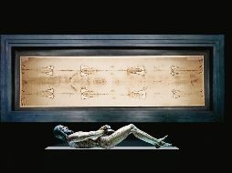 El santo sudario tiene la imagen de un hombre con marcas de crucifixión, según la cultura popular correponde a Jesús de Nazaret