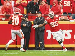 Chris Jones (#95) devolvió una intercepción a las diagonales para ayudar en el triunfo de los Chiefs. AFP / P. Aiken