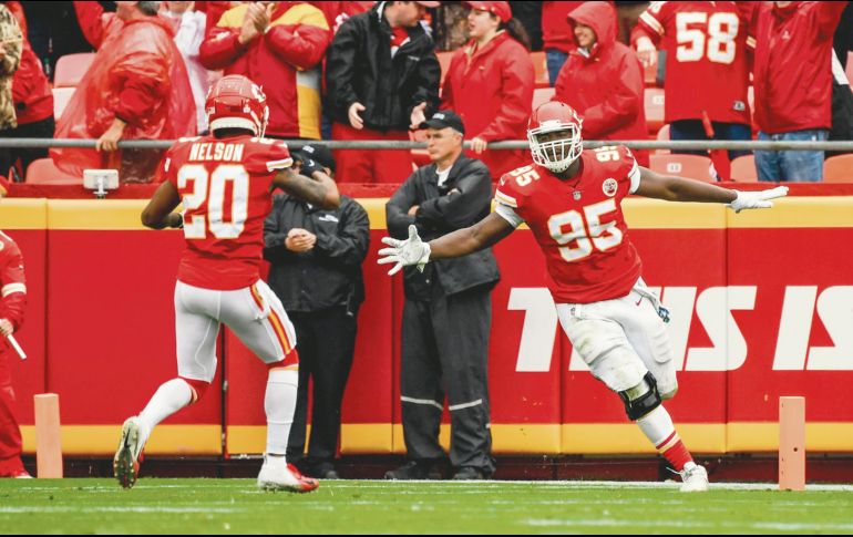 Chris Jones (#95) devolvió una intercepción a las diagonales para ayudar en el triunfo de los Chiefs. AFP / P. Aiken