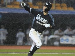 Samar Leyva pegó batazo por el jardín izquierdo para impulsar la carrera de la victoria. La serie está 3-2 a favor de los Sultanes. FACEBOOK/GuerrerosdeOaxaca