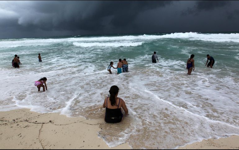 El ciclón está muy próximo a convertirse en huracán categoría 1 en la escala Saffir-Simpson. EFE / A. Capul