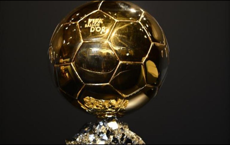 El Balón de Oro, trofeo individual que se entrega tras la votación de periodistas de todo el mundo, se conocerá el 3 de diciembre. ESPECIAL / francefootball.fr