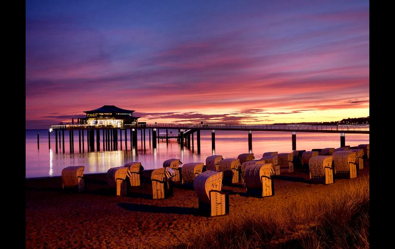 El Sol sale detrás de un puente en el mar Báltico en Timmendorfer Strand, Alemania. AP/M. Probst