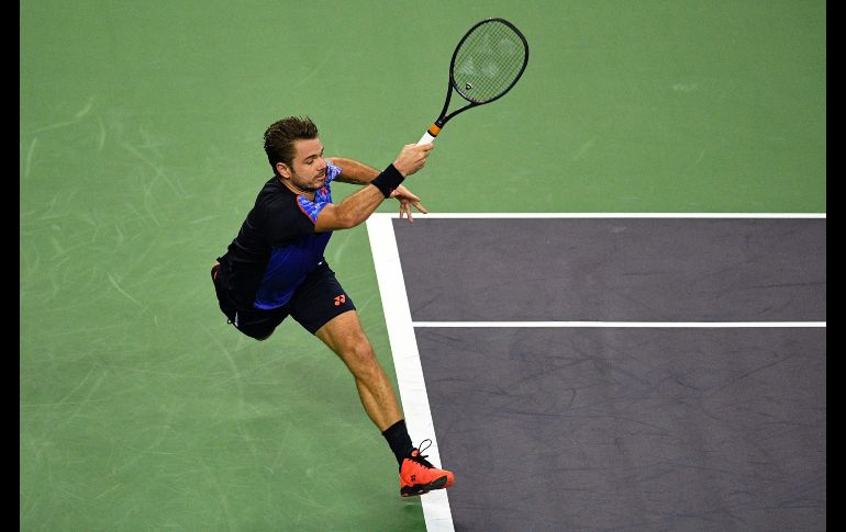 El suizo Stan Wawrinka golpea una pelota en partido del Masters de Shanghai ante el croata  Borna Coric, disputado en Shanghai, China. AFP/J. Eisele