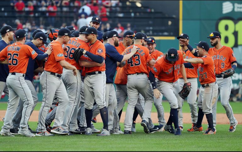 Los Astros se mantienen en su intento por defender la Serie Mundial que obtuvieron el año pasado. AFP / G. Shamus