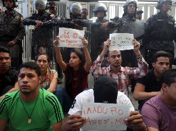 Decenas de personas realizaron una vigilia la noche de este lunes en la sede del servicio de inteligencia en Caracas para protestar por la muerte de Albán. EFE / M. Gutiérrez