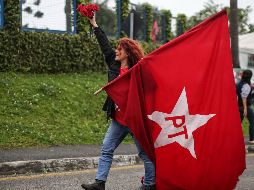 Simpatizante del Partido de los Trabajadores se manifiesta en las afueras del cuartel de la Policía Federal en Curitiba, donde Lula da Silva cumple condena. El expresidente recibió la visita de Fernando Haddad. AFP/H. Andrey