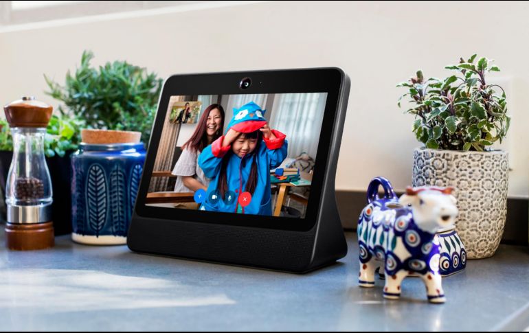 Estas pantallas están concebidas para ser instaladas en una habitación y hacer videollamadas sin tener que situarse justo delante o sostener el teléfono con la mano. AP/Facebook Home Device