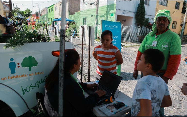 El ciudadano llena un certificado con el que se compromete a mantener su árbol. EL INFORMADOR/G. Gallo