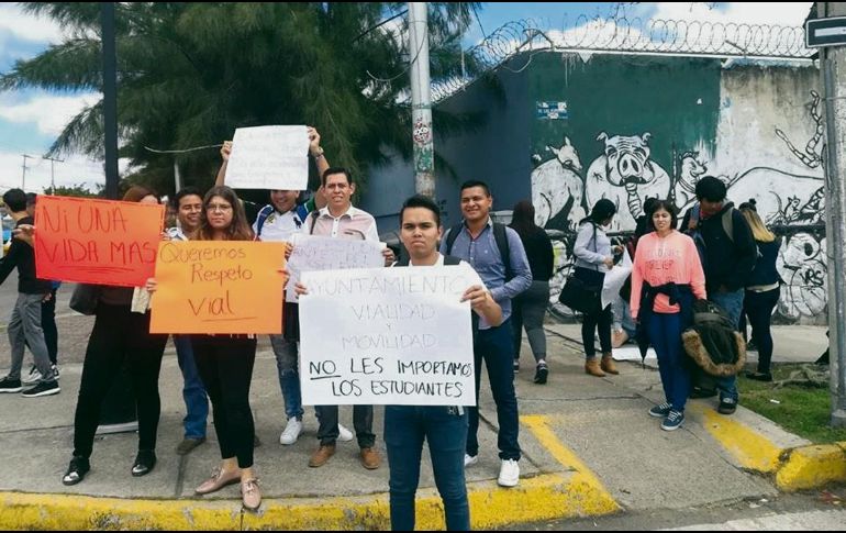 Alumnos del CUCSH reclamaron justicia y que se tomen medidas para garantizar su seguridad como peatones. ESPECIAL