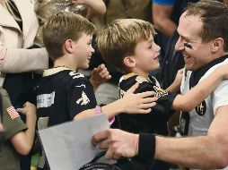 Al conseguir el récord de más yardas por pase, Drew Brees celebró su hito con sus hijos. AP / B. Feig