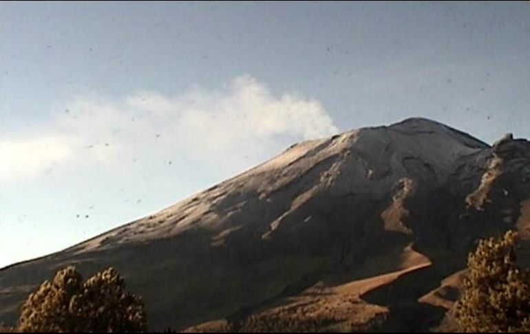 La Cenapdred advierte sobre las emisiones de vapor y gases que se presentan en el Popocatepetl. TWITTER / @PC_Estatal
