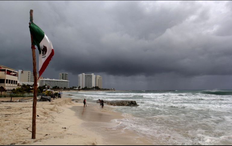 Recomiendan extremar precauciones a la población en de dichas entidades y atender las recomendaciones emitidas por las autoridades de Protección Civil en cada entidad. EFE / A. Cupul