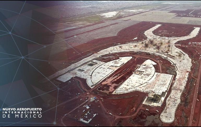 López Obrador abrió la puerta a una propuesta de empresarios, entre ellos Carlos Slim, de no cancelar y concluir la obra en el Lago de Texcoco, sólo si se abaratan costos y la iniciativa privada se hace cargo de la inversión. TWITTER / @NvoAeropuertoMx