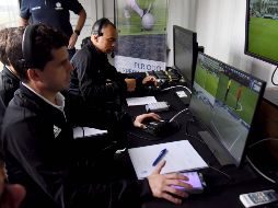 Las asistencias en video serán utilizadas para revisar jugadas a través de las pantallas en caso de penaltis, expulsiones, goles, incidentes no vistos e identidad errónea de jugadores sancionados. AFP / ARCHIVO
