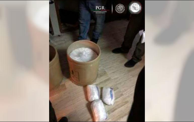 En la acción, se detuvo a seis hombres y ubicaron la droga almacenada en envoltorios ocultos en el interior de dos botes. ESPECIAL/