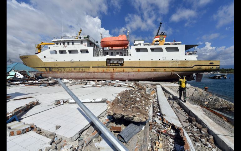 Un marinero camina entre escombros mientras elementos de la Marina realizan un mapeo de la costa en Wani, Indonesia, luego del sismo y el tsunami del 28 de septiembre. AFP/A. Berry