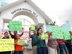 Habitantes se manifiestan en el panteón municipal de El Salto. EFE/F. Guasco