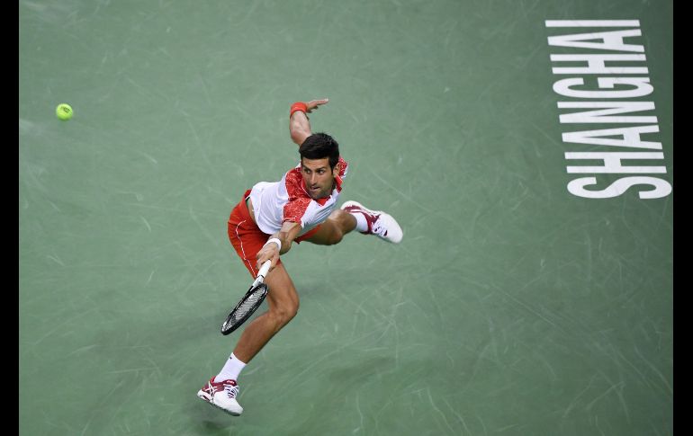 El serbio Novak Djokovic devuelve una pelota en  partido de la primera ronda del Másters de Shanghái ante el francés Jeremy Chardy, disputado en Shanghái, China. AFP/W. Zhao