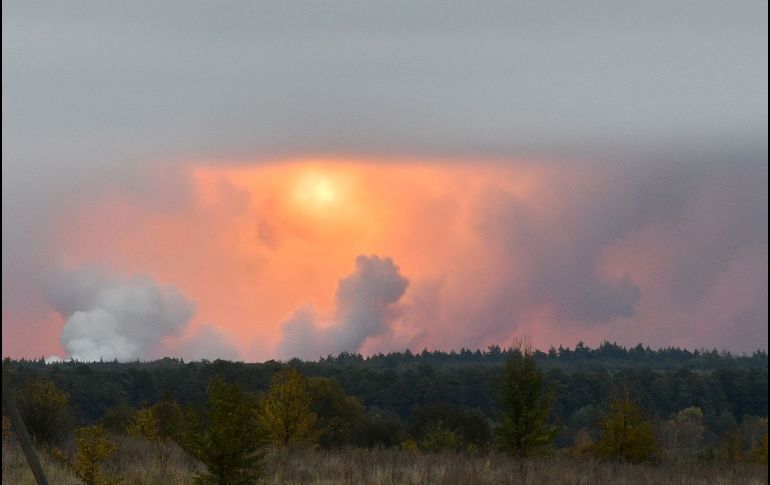 Una bola de fuego se eleva sobre la población ucraniana de Zaudaika, a unos ocho kilómetros de donde se registraron una serie de explosiones en un arsenal militar. las Fuerzas Armadas informaron que no se reportan víctimas y que investigan la causa de las detonaciones. AFP/G. Savilov
