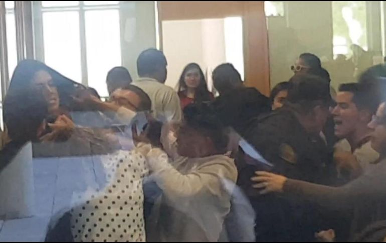 El sitio se vio envuelto en un zafarrancho, entre gritos y agresiones. ESPECIAL