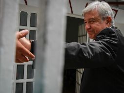 En mandatario saluda a los medios a su llegada a la casa de transición. NTX/J. Espinosa