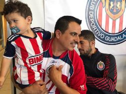 Aficionados no perdieron la oportunidad de convivir con sus jugadores favoritos. TWITTER/@Chivas