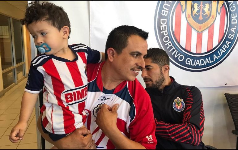 Aficionados no perdieron la oportunidad de convivir con sus jugadores favoritos. TWITTER/@Chivas