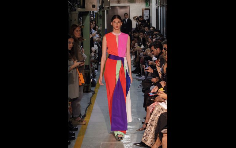 Una modelo luce creaciones del diseñador mexicano Kris Goyri, durante la Semana de la Moda en Ciudad de México. EFE/S. Gutiérrez