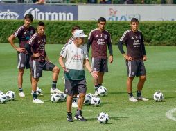 Ricardo Ferretti da indicaciones durante la práctica del Tri de cara al juego de mañana ante su similar de Costa Rica. @MISELECCIONMX