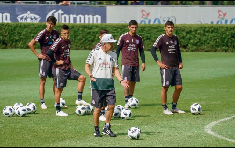 Ricardo Ferretti da indicaciones durante la práctica del Tri de cara al juego de mañana ante su similar de Costa Rica. @MISELECCIONMX