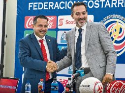 El presidente de la Federación tica, Rodolfo Villalobos (izquierda), le da la bienvenida a Gustavo Matosas. EFE