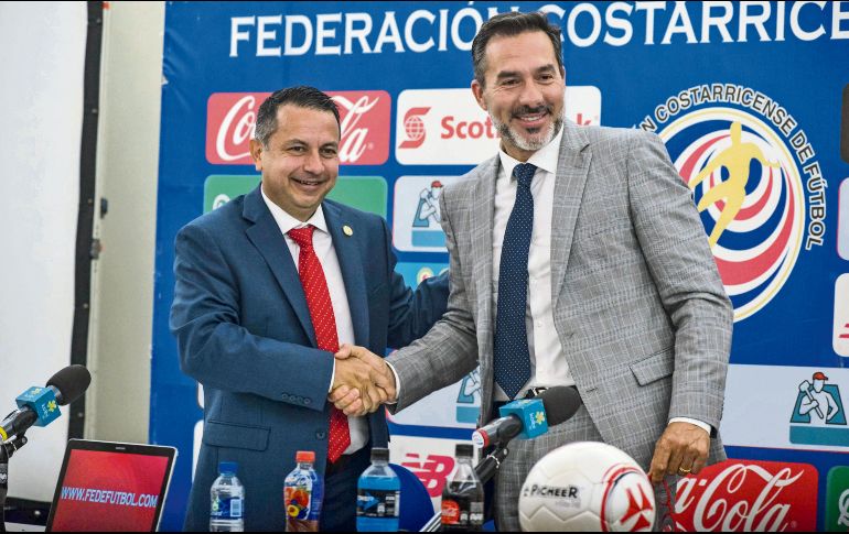 El presidente de la Federación tica, Rodolfo Villalobos (izquierda), le da la bienvenida a Gustavo Matosas. EFE