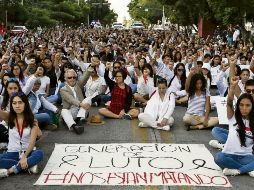Alumnos, maestros y personal del CUCSH realizaron ayer una protesta frente a las instalaciones de Movilidad. Reclamaron por haber relajado las revisiones y los operativos al transporte público. EL INFORMADOR/A. Camacho