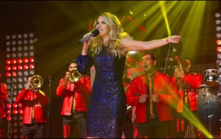 La cantante quiere compartir su más reciente álbum, “Más enamorada con banda”, con los tapatíos. FACEBOOK / LUCERO OFICIAL