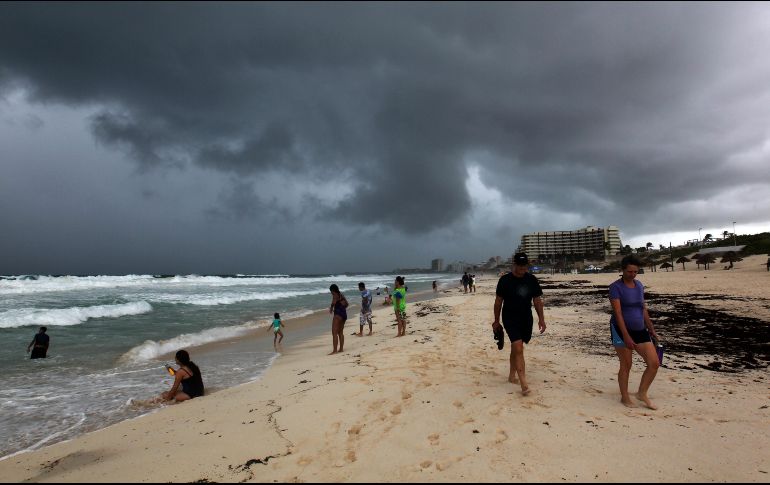 Alertan a la población a extremar precauciones por lluvias, viento y oleaje y atender las recomendaciones emitidas por las autoridades de Protección Civil. EFE / ARCHIVO