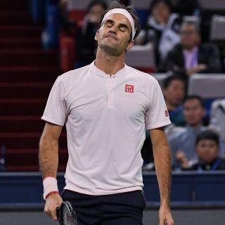Sufriendo de más, Federer alcanza los octavos de final en Shanghái