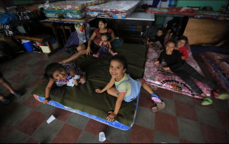 Algunos afectados permanecen en al menos 78 albergues en siete departamentos del país centroamericano. EFE / G. Amador