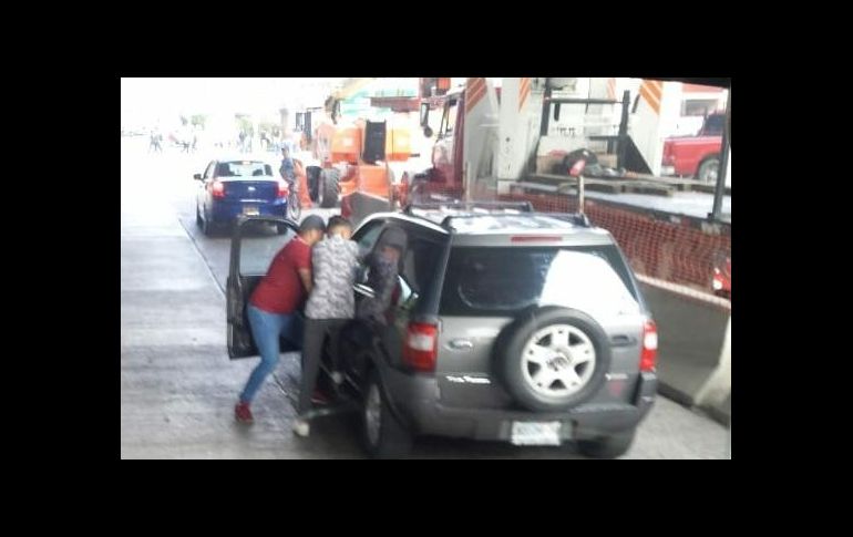 De acuerdo con las imágenes de una cámara cercana al punto, se trató de dos jóvenes. ESPECIAL