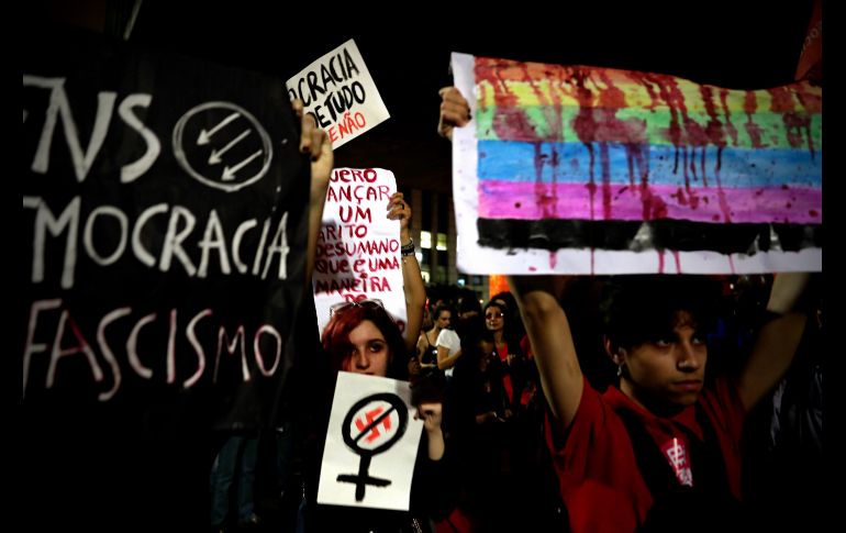 Cientos de brasileños participan en una manifestación en Sao Paulo en defensa de la democracia y contra el candidato ultraderechista a la Presidencia, Jair Bolsonaro, al frente en los sondeos. EFE/F. Bizerra Jr.