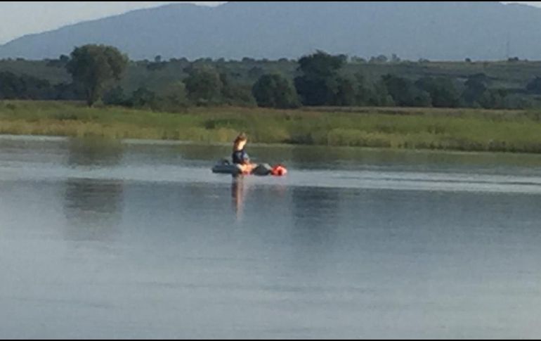 Durante varias horas los elementos realizaron trabajos de buceo para dar con los cuerpos del joven de 21 años y del menor de 16. ESPECIAL / Policía de Tlajomulco