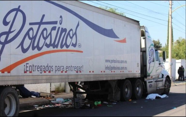 Al parecer, a la unidad pesada se le botaron los frenos y siguió calle abajo con el conductor a bordo. TWITTER/@NotifiveN