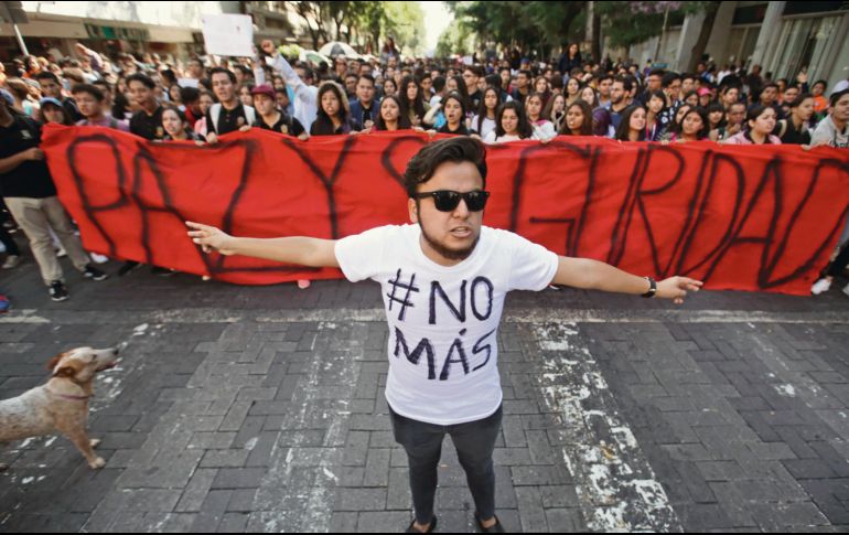 Fueron cerca de 15 mil los estudiantes que ayer se manifestaron para pronunciarse contra la violencia que afronta la ciudad, y que “se ha ensañado contra la juventud”. EL INFORMADOR / F. Atilano