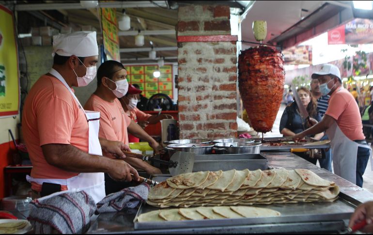 Gastronomía. La comida en las Fiestas de Octubre no puede faltar y sus pasillos gastronómicos ofrecen todo tipo de platillos tradicionales como: los huaraches gigantes de carne, crema, queso y salsas al más estilo clásico frito y servidos en el momento junto a una fresca agua de sabor frutal. EL INFORMADOR/E. Barrera