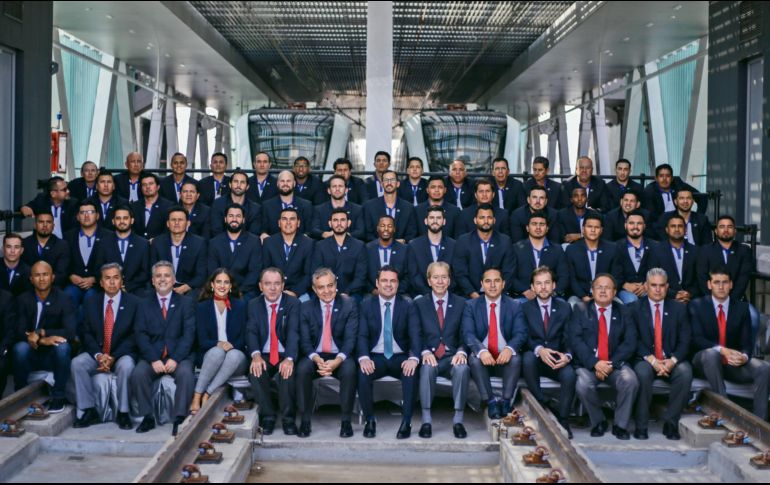 Jugadores y directiva de Charros de Jalisco, acompañados del gobernador del Estado, se tomaron la foto oficial en la estación de la Línea 3 del Tren Ligero que llevará su nombre. EL INFORMADOR / F. Atilano