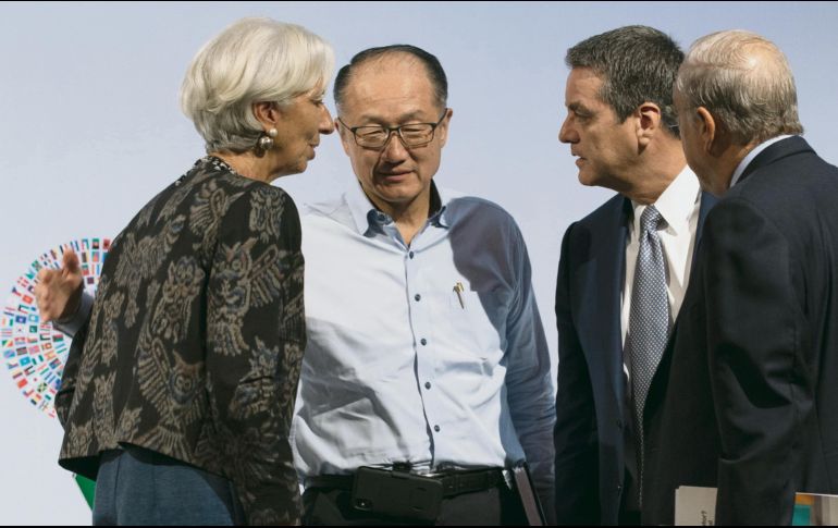 Los representantes del FMI, el BM, la OMC y la OCDE, dialogan en el Centro de Convenciones Internacional de Bali. EFE