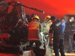 En el lugar localizaron a dos vehículos que habían chocado de frente, un Ford Mustang y una camioneta Ford pick up. Tres lesionados, en condición grave, fueron trasladados al Hospital Regional de Ciudad Guzmán. ESPECIAL /