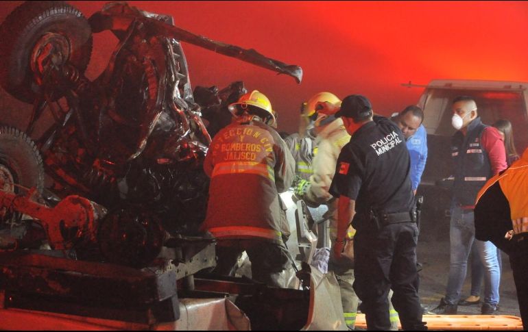 En el lugar localizaron a dos vehículos que habían chocado de frente, un Ford Mustang y una camioneta Ford pick up. Tres lesionados, en condición grave, fueron trasladados al Hospital Regional de Ciudad Guzmán. ESPECIAL /
