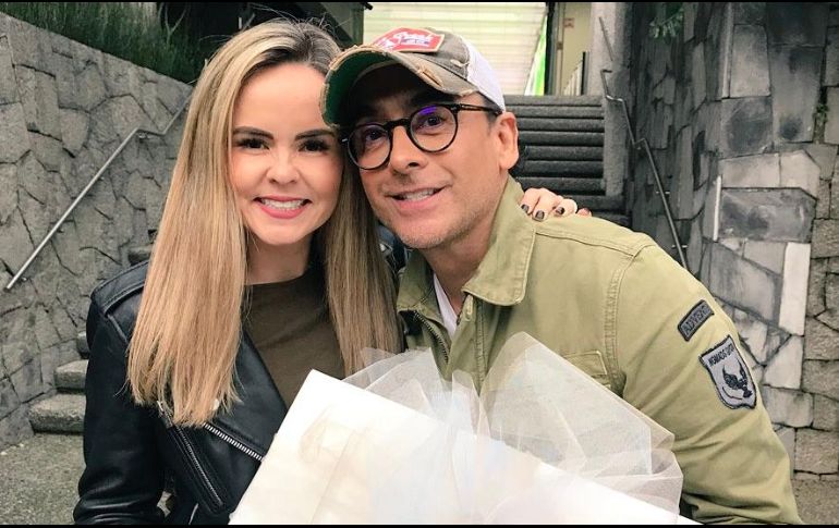 Pati Chapoy le obsequió a Adal y su esposa un presente por motivo del embarazo. TWITTER / @AdalRamones